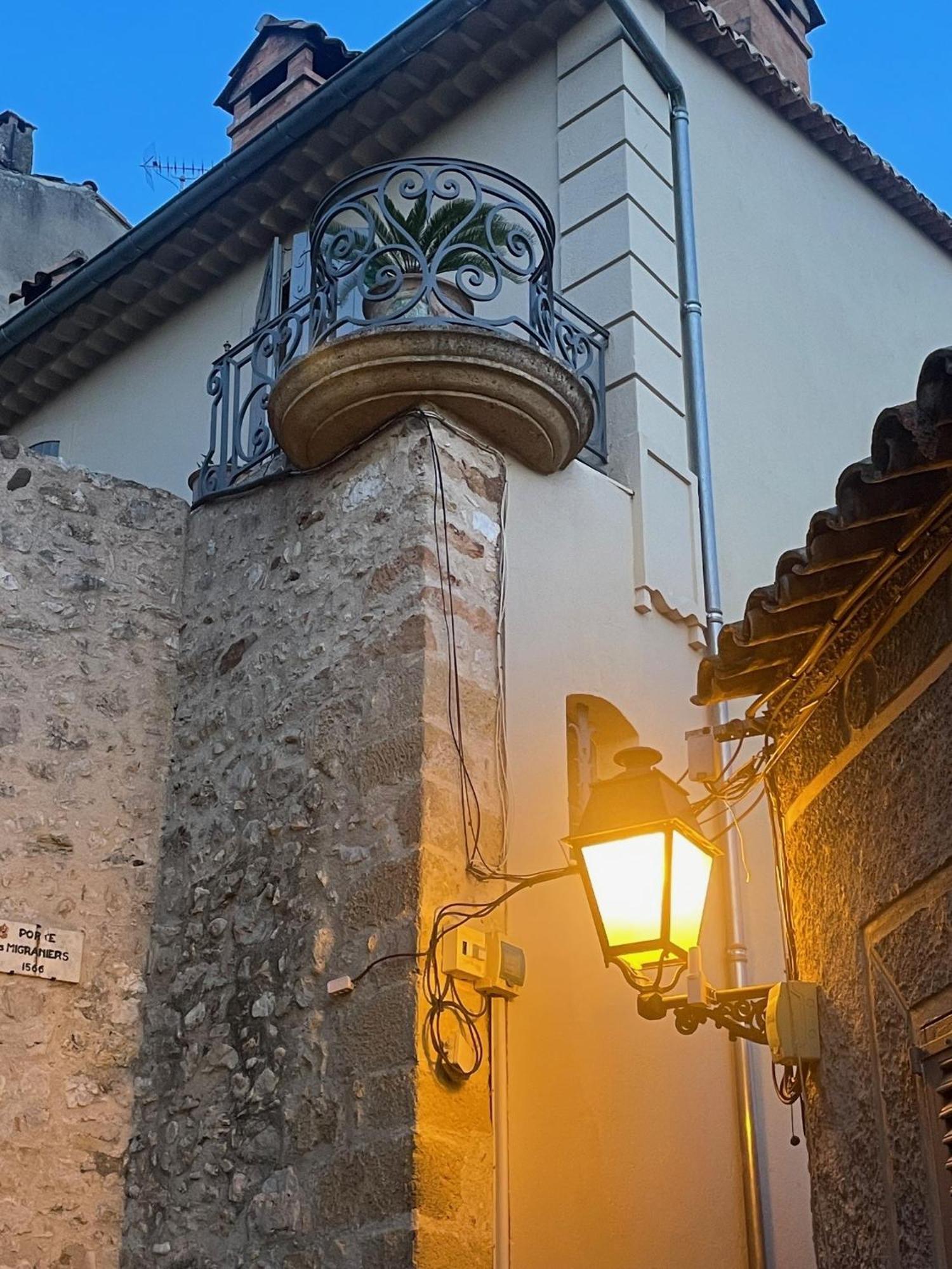 - Place Des Arcades