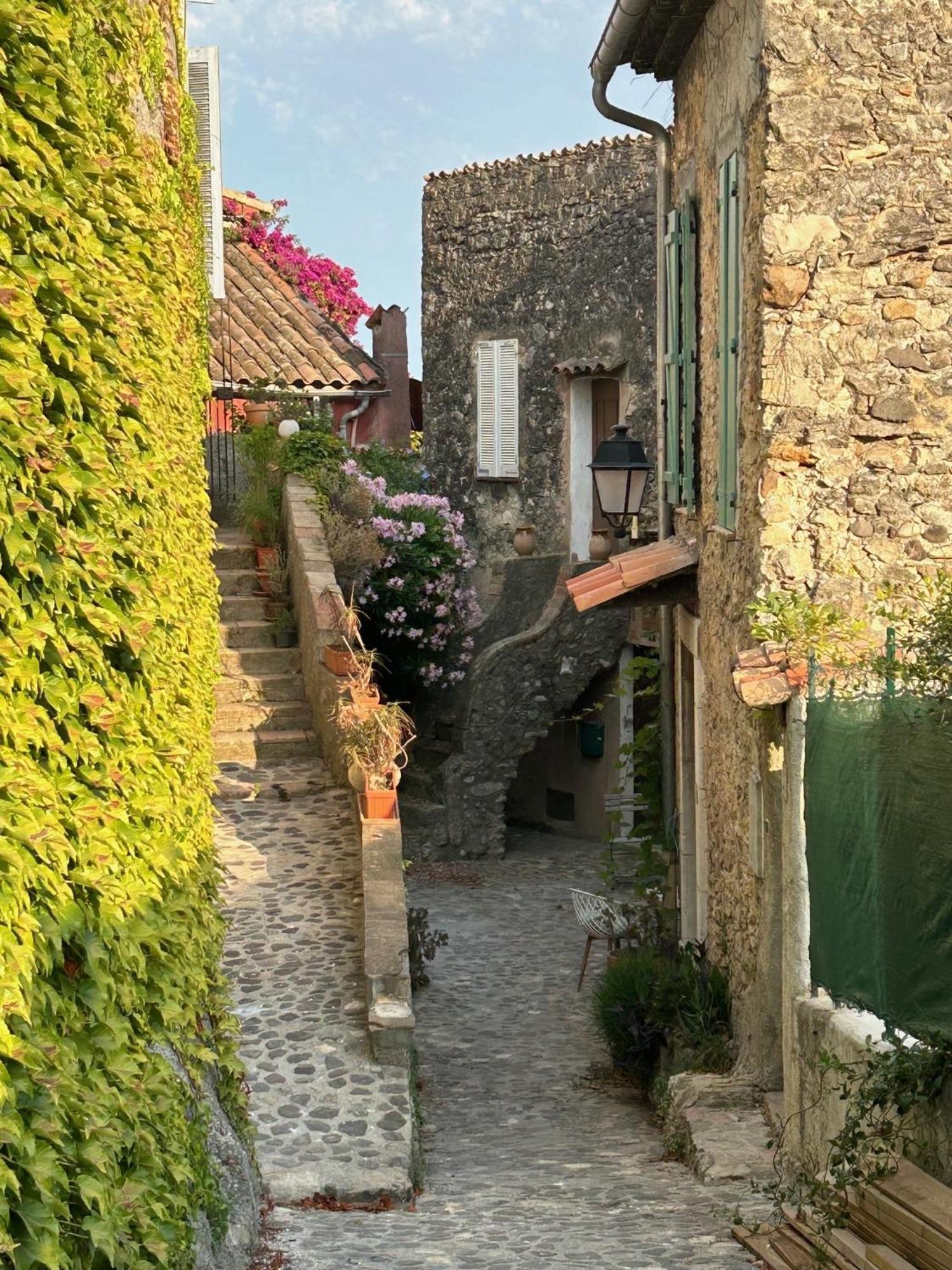 - Place Des Arcades Biot